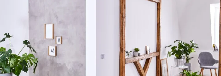 Ein heller Wohnraum mit einer Trennwand aus Holz